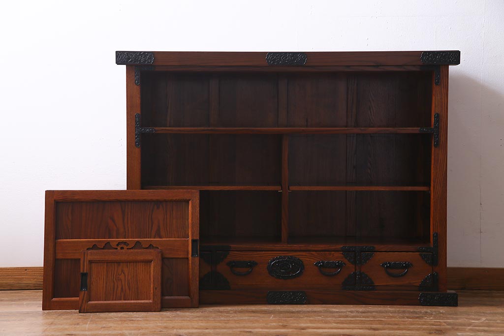 新古品　民芸家具　ニレ無垢材　重厚感と上品さを醸し出す水屋箪笥・上(収納棚、和箪笥、キャビネット)(R-038221)