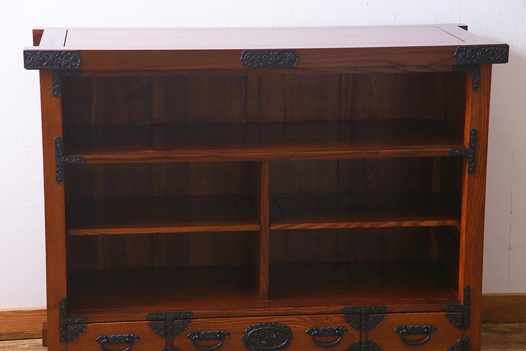 新古品　民芸家具　ニレ無垢材　重厚感と上品さを醸し出す水屋箪笥・上(収納棚、和箪笥、キャビネット)(R-038221)