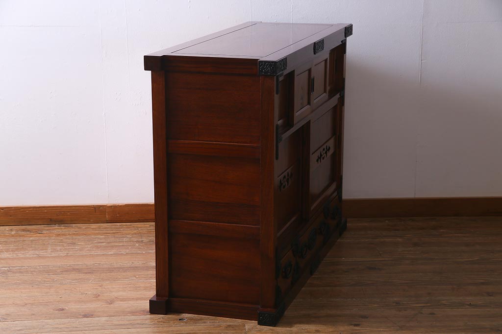 新古品　民芸家具　ニレ無垢材　重厚感と上品さを醸し出す水屋箪笥・上(収納棚、和箪笥、キャビネット)(R-038221)