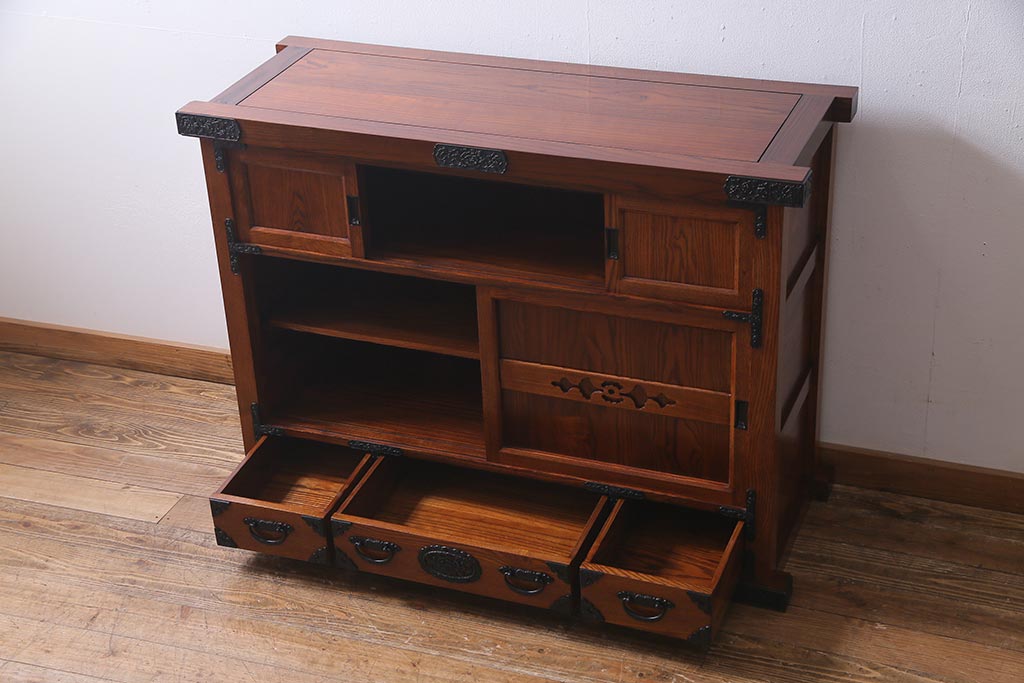 新古品　民芸家具　ニレ無垢材　重厚感と上品さを醸し出す水屋箪笥・上(収納棚、和箪笥、キャビネット)(R-038221)
