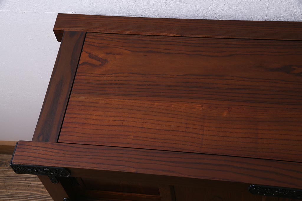 新古品　民芸家具　ニレ無垢材　重厚感と上品さを醸し出す水屋箪笥・上(収納棚、和箪笥、キャビネット)(R-038221)