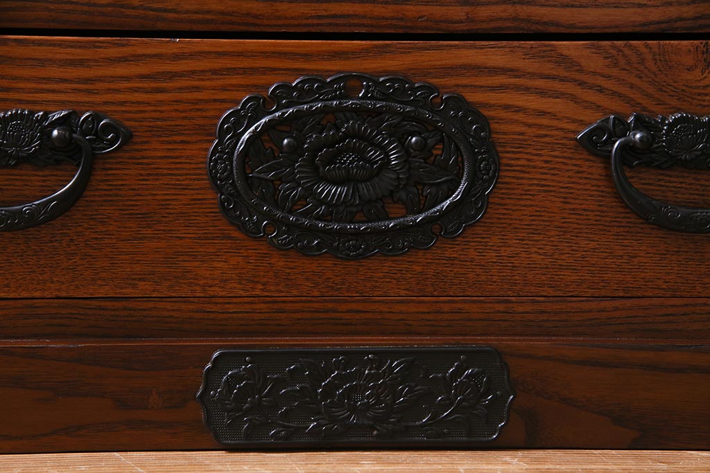 新古品　民芸家具　ニレ無垢材　重厚感と上品さを醸し出す水屋箪笥・上(収納棚、和箪笥、キャビネット)(R-038221)