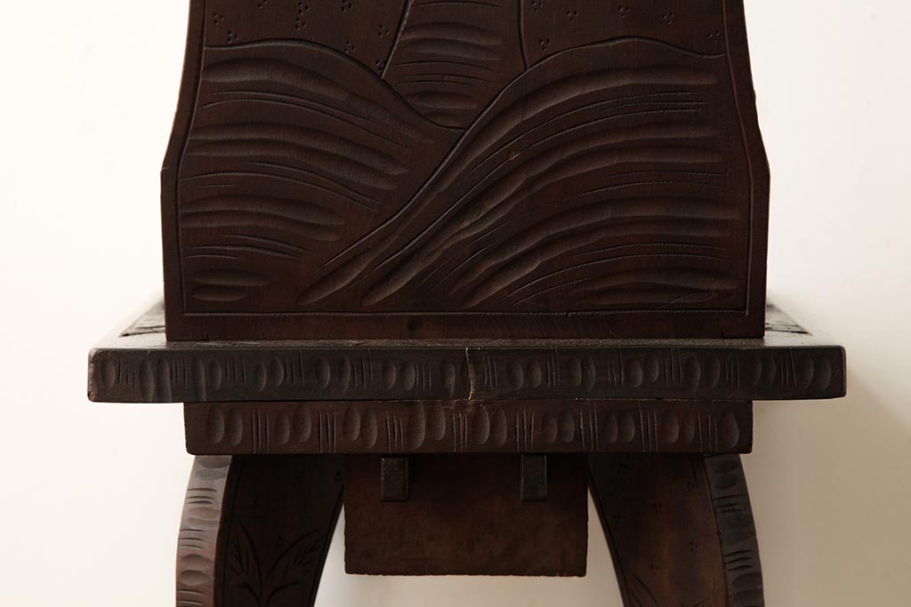 中古　伝統工芸　軽井沢彫り　桜の木の彫刻が印象的なダイニングチェア(椅子、イス)(R-038238)