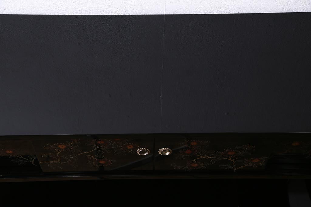中古　伝統工芸品　松月作　漆塗り　四季折々の草花の蒔絵が美しい飾り棚(茶箪笥、茶棚)(R-038276)