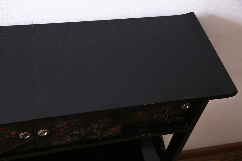 中古　伝統工芸品　松月作　漆塗り　四季折々の草花の蒔絵が美しい飾り棚(茶箪笥、茶棚)(R-038276)