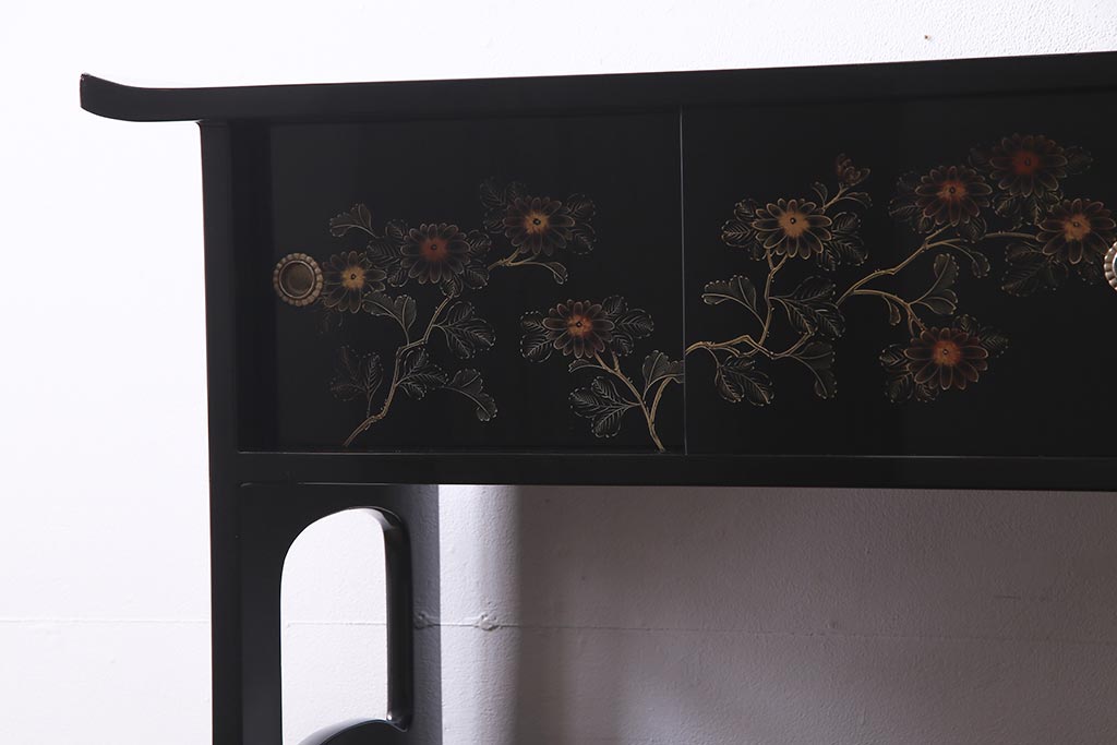 中古　伝統工芸品　松月作　漆塗り　四季折々の草花の蒔絵が美しい飾り棚(茶箪笥、茶棚)(R-038276)