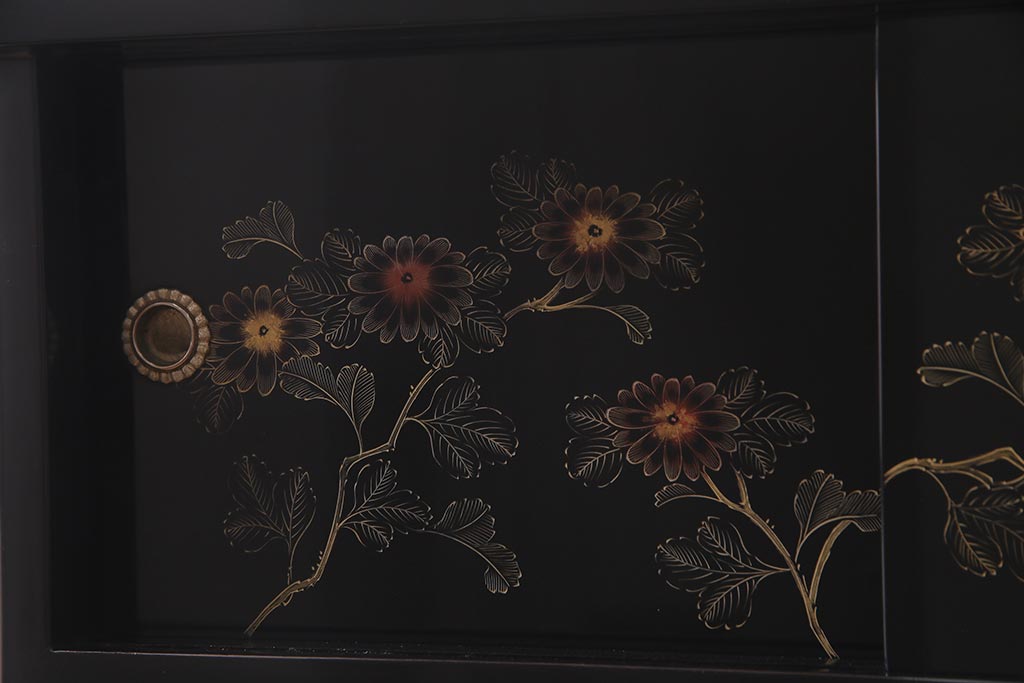中古　伝統工芸品　松月作　漆塗り　四季折々の草花の蒔絵が美しい飾り棚(茶箪笥、茶棚)(R-038276)