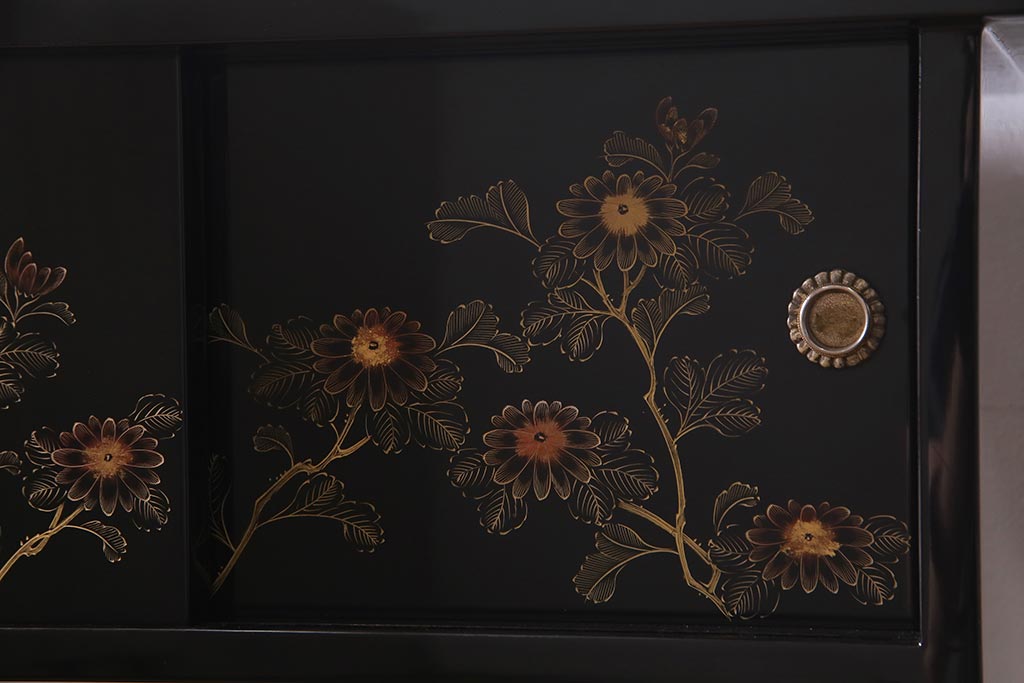 中古　伝統工芸品　松月作　漆塗り　四季折々の草花の蒔絵が美しい飾り棚(茶箪笥、茶棚)(R-038276)