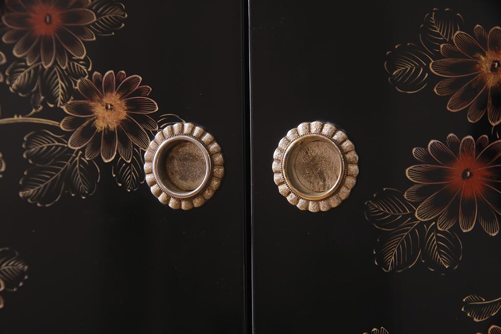 中古　伝統工芸品　松月作　漆塗り　四季折々の草花の蒔絵が美しい飾り棚(茶箪笥、茶棚)(R-038276)
