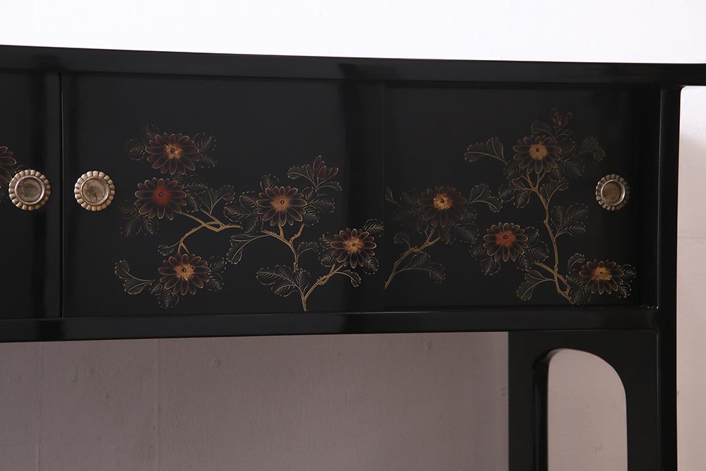 中古　伝統工芸品　松月作　漆塗り　四季折々の草花の蒔絵が美しい飾り棚(茶箪笥、茶棚)(R-038276)