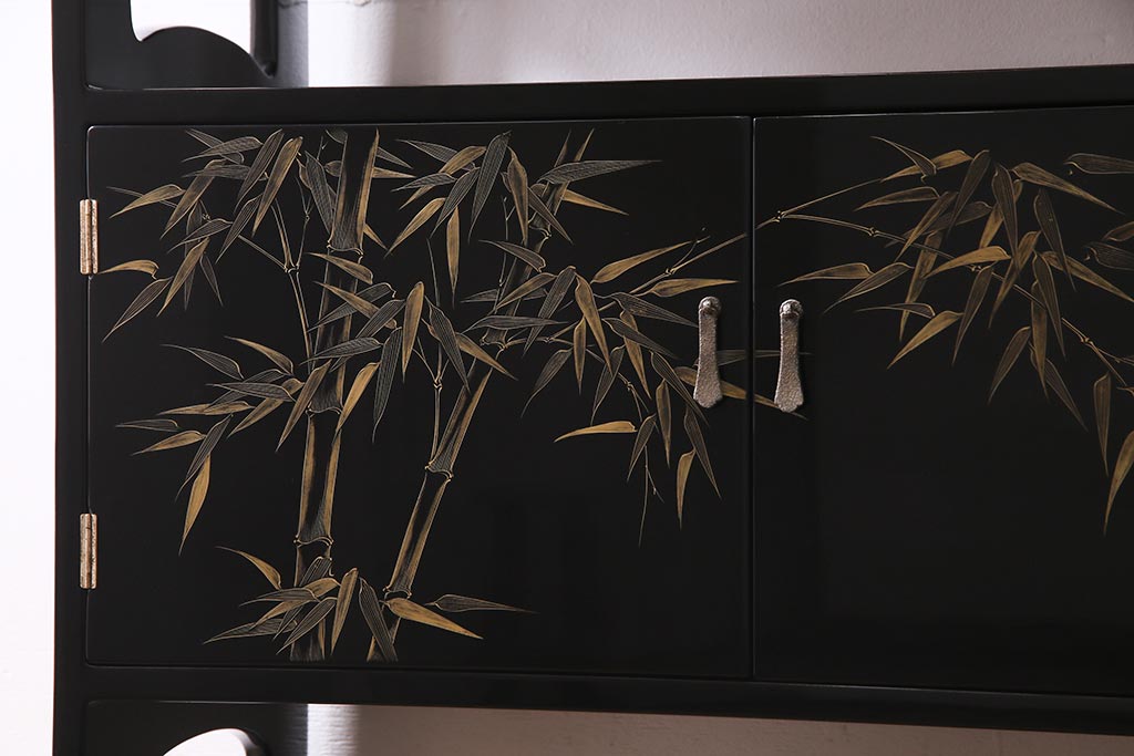 中古　伝統工芸品　松月作　漆塗り　四季折々の草花の蒔絵が美しい飾り棚(茶箪笥、茶棚)(R-038276)