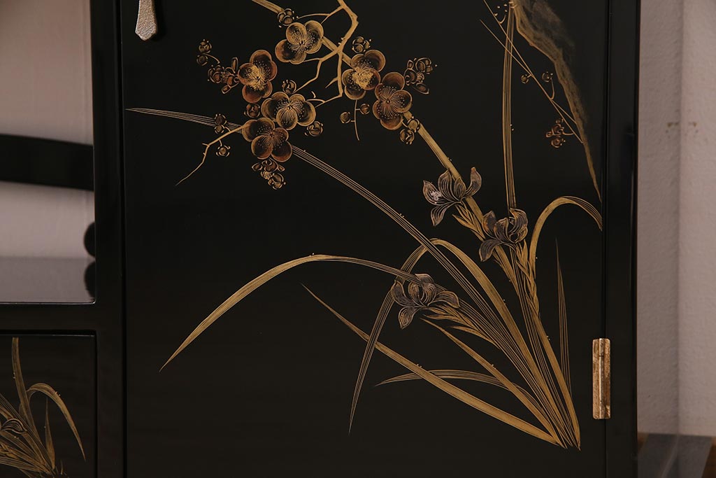 中古　伝統工芸品　松月作　漆塗り　四季折々の草花の蒔絵が美しい飾り棚(茶箪笥、茶棚)(R-038276)