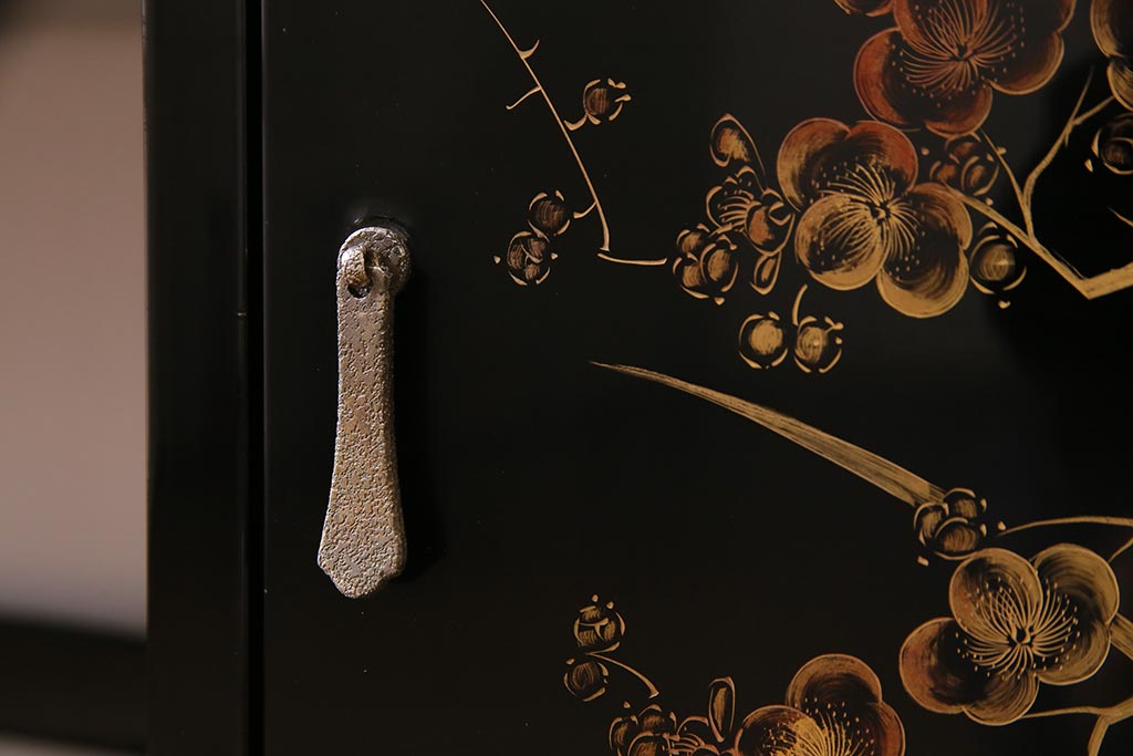 中古　伝統工芸品　松月作　漆塗り　四季折々の草花の蒔絵が美しい飾り棚(茶箪笥、茶棚)(R-038276)