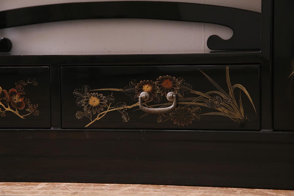 中古　伝統工芸品　松月作　漆塗り　四季折々の草花の蒔絵が美しい飾り棚(茶箪笥、茶棚)(R-038276)