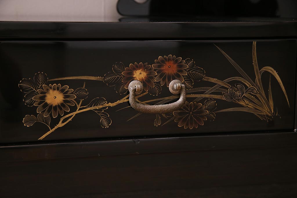 中古　伝統工芸品　松月作　漆塗り　四季折々の草花の蒔絵が美しい飾り棚(茶箪笥、茶棚)(R-038276)