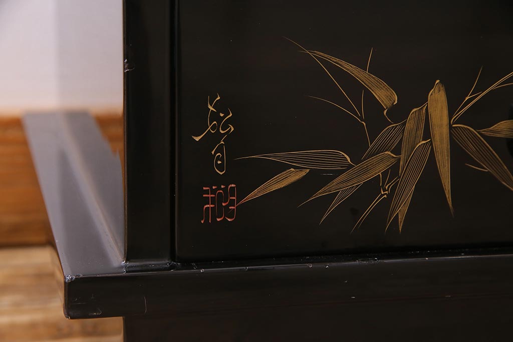 中古　伝統工芸品　松月作　漆塗り　四季折々の草花の蒔絵が美しい飾り棚(茶箪笥、茶棚)(R-038276)