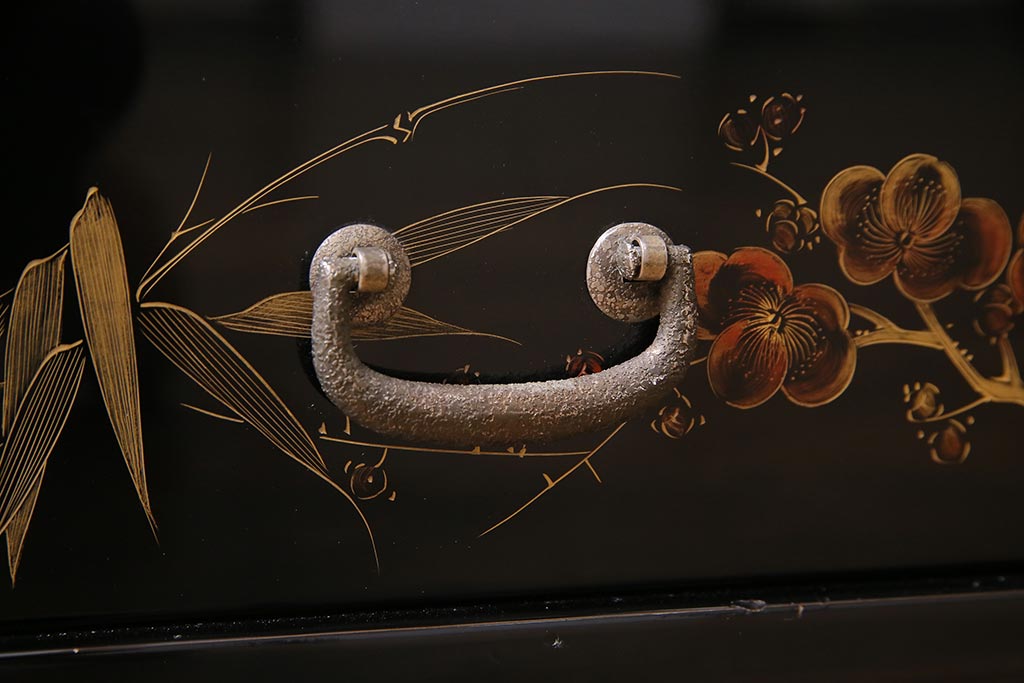 中古　伝統工芸品　松月作　漆塗り　四季折々の草花の蒔絵が美しい飾り棚(茶箪笥、茶棚)(R-038276)