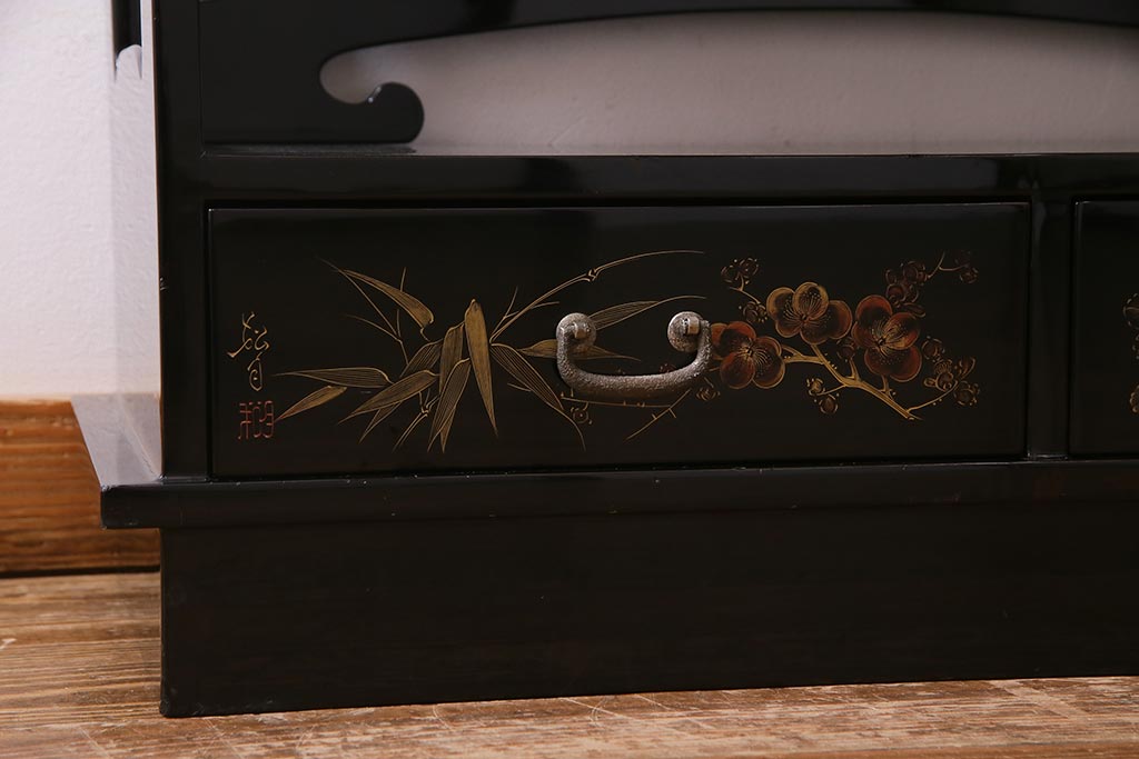 中古　伝統工芸品　松月作　漆塗り　四季折々の草花の蒔絵が美しい飾り棚(茶箪笥、茶棚)(R-038276)