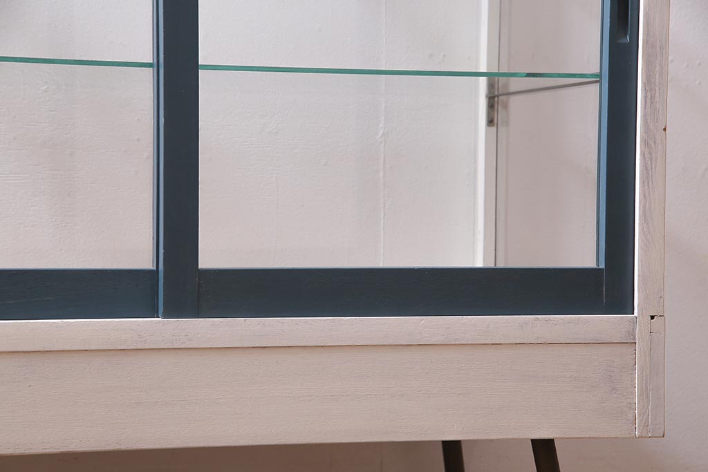 アンティーク家具　昭和中期　バイカラーのお洒落なペイントが目を惹くガラスケース(飾り棚、陳列棚、ショーケース)(R-038281)