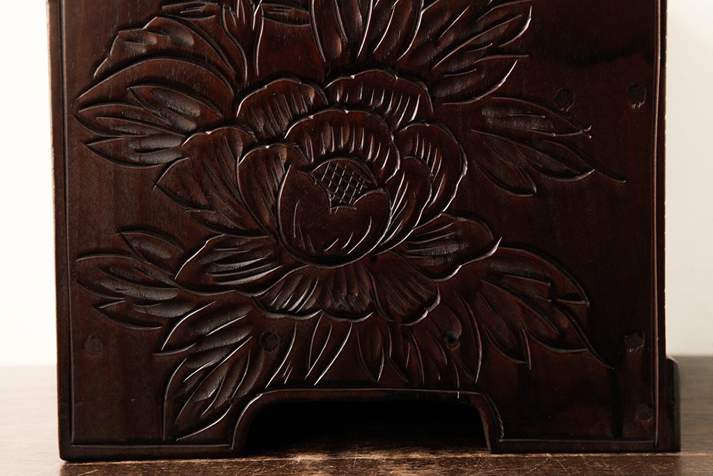 中古　伝統工芸　日光彫り　ダイナミックな花の装飾が目を引く小引き出し(小物収納)(R-038284)