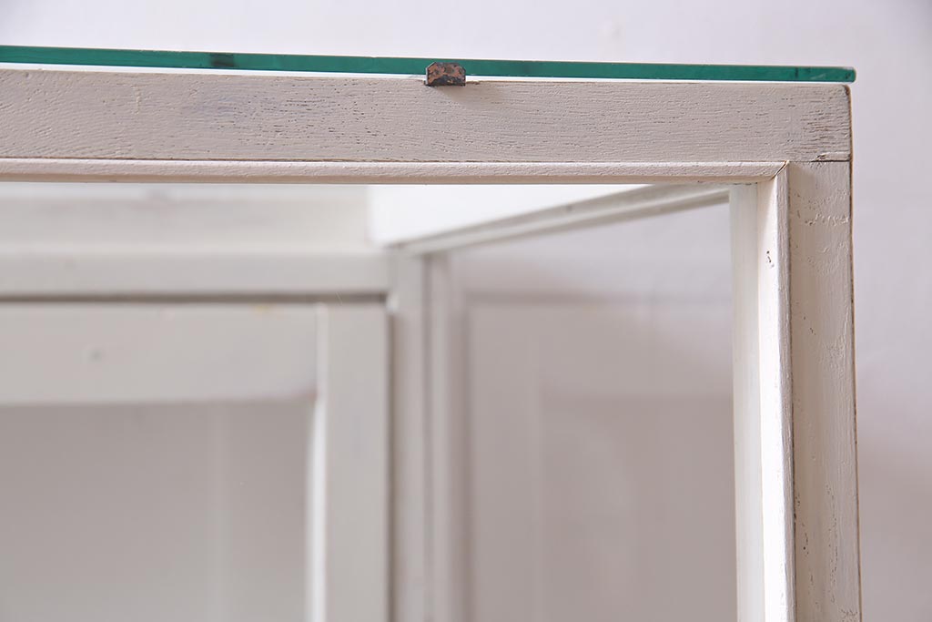 アンティーク家具　ペイント家具　脚付リメイク　空間を明るく彩るガラスケース(陳列棚、ショーケース、飾り棚)(R-038292)