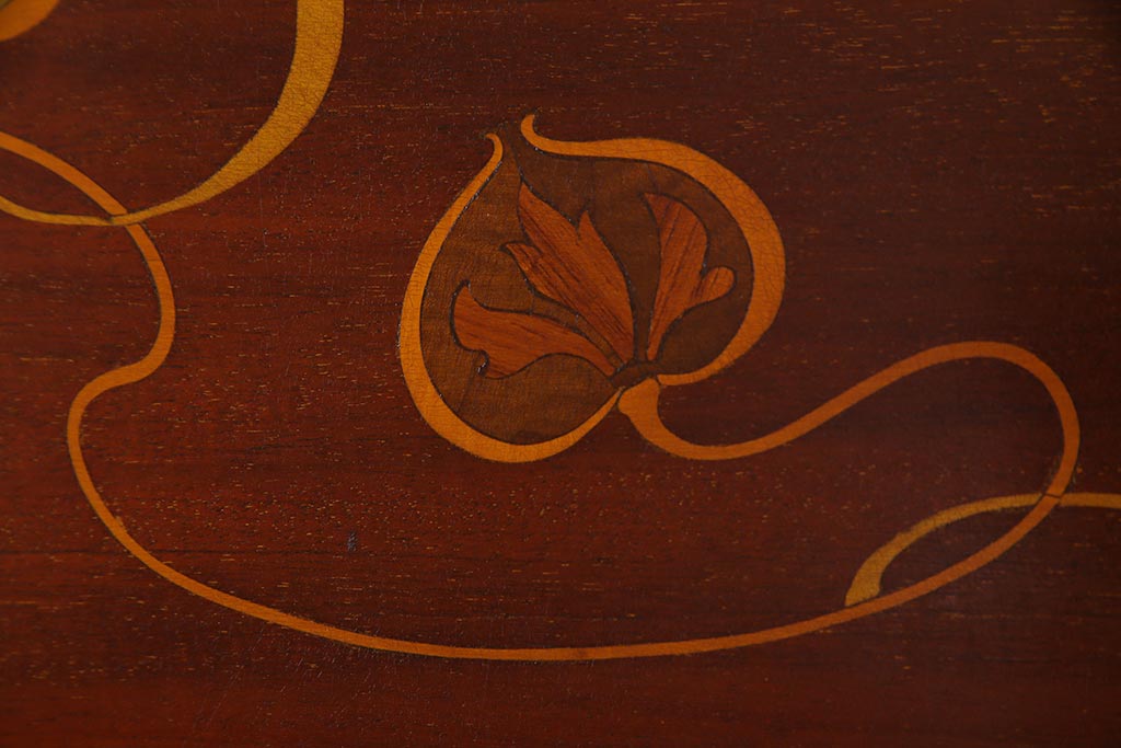 アンティーク家具　イギリスアンティーク　マホガニー材　細やかな象嵌細工の装飾が目を引くキャビネット(飾り棚、収納棚、ガラスケース)(R-038295)