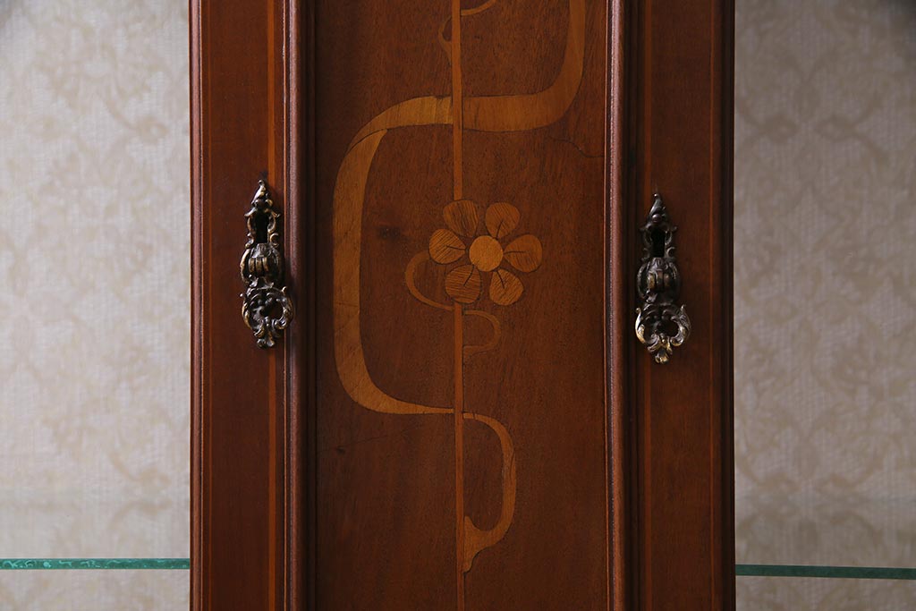 アンティーク家具　イギリスアンティーク　マホガニー材　細やかな象嵌細工の装飾が目を引くキャビネット(飾り棚、収納棚、ガラスケース)(R-038295)