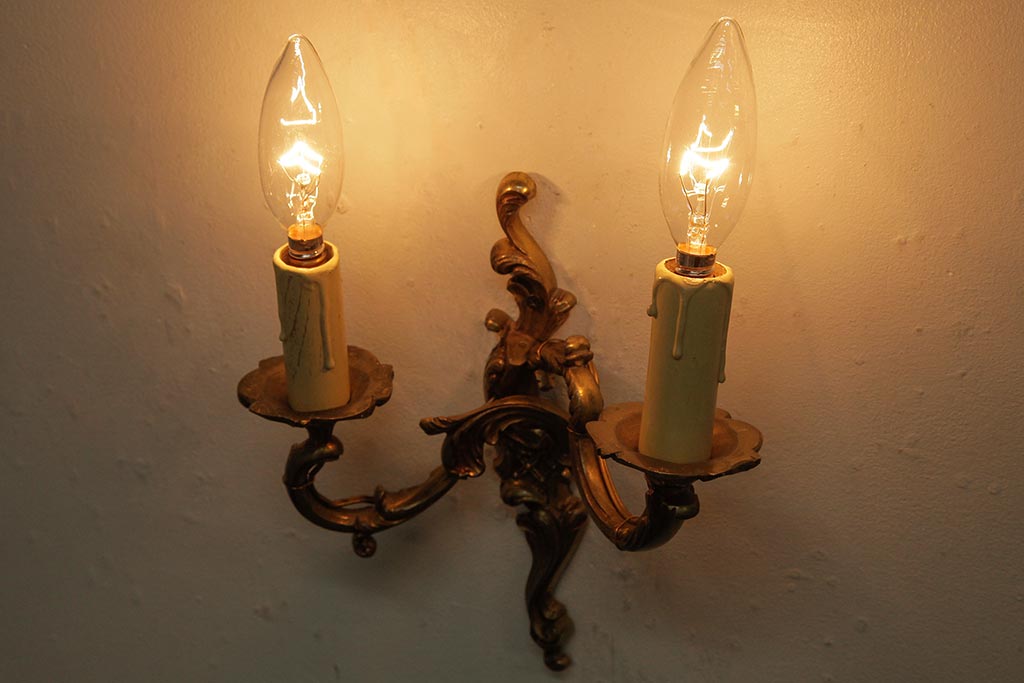 ヴィンテージ照明　フランスビンテージ　2灯　優雅なデザインの真鍮製ウォールランプ(壁付け照明、壁掛け照明)(R-038302)