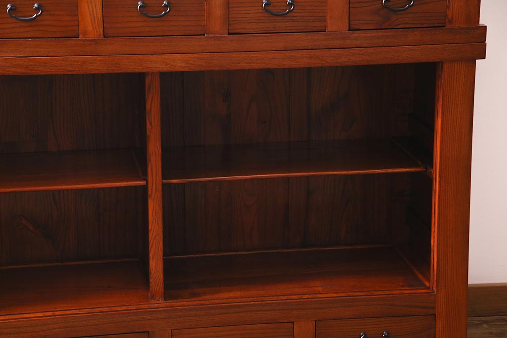 新古品　民芸家具　ニレ無垢材　上品な雰囲気漂う水屋箪笥(収納棚、和箪笥、キャビネット)(R-038310)