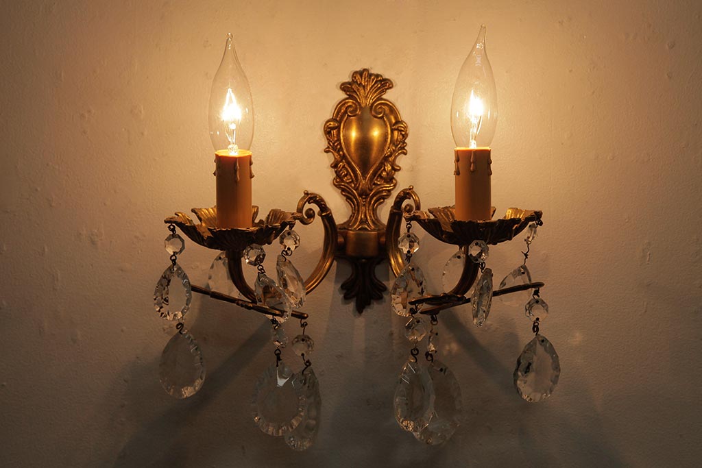 ビンテージ照明　真鍮製　ガラスドロップがおしゃれなフランスヴィンテージのウォールランプ(壁掛けシャンデリア、壁付け照明)(R-038313)