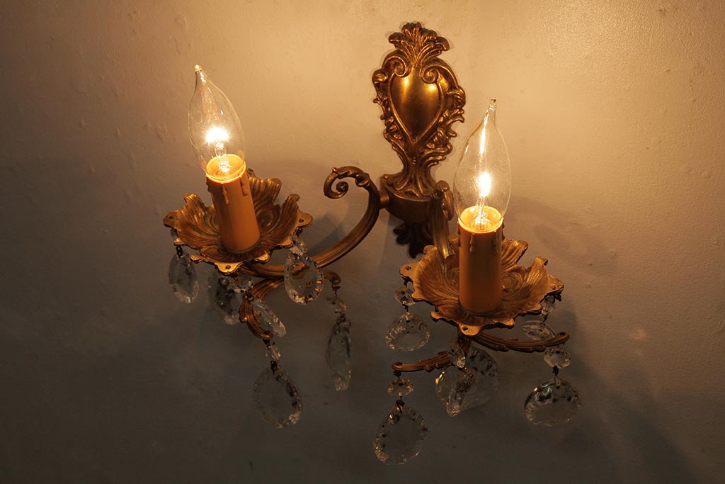 ビンテージ照明 真鍮製 ガラスドロップがおしゃれなフランスヴィンテージのウォールランプ(壁掛けシャンデリア、壁付け照明)(R-038313)  ラフジュ工房