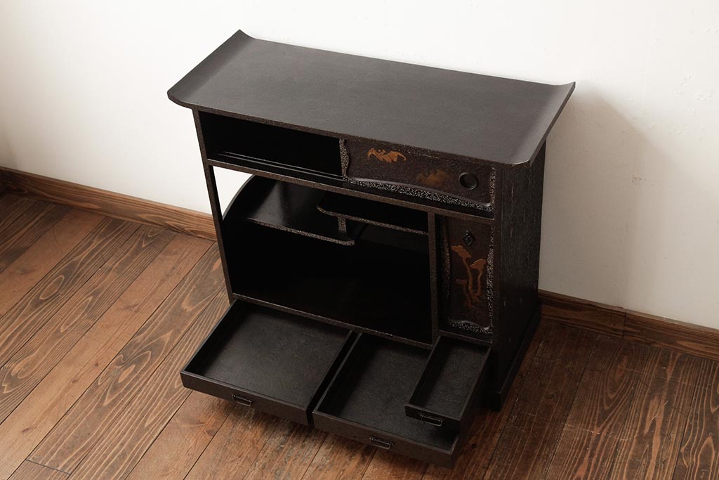 中古　工芸家具　漆・変わり塗り　螺鈿(らでん)　魅惑的な雰囲気を放つ茶棚(飾り棚、戸棚)(R-038318)