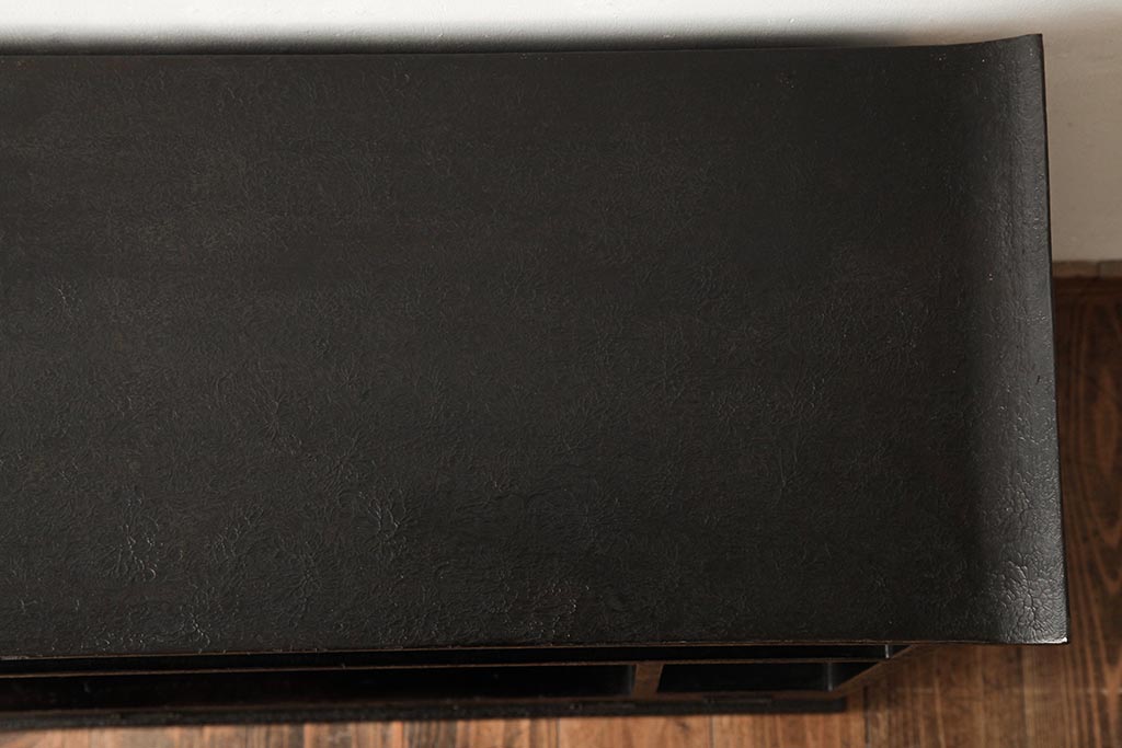 中古　工芸家具　漆・変わり塗り　螺鈿(らでん)　魅惑的な雰囲気を放つ茶棚(飾り棚、戸棚)(R-038318)