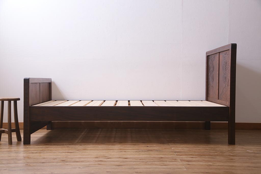 ビンテージ　伝統工芸　軽井沢彫り　桜の木が彫られた木製ベッドフレーム(R-038324)