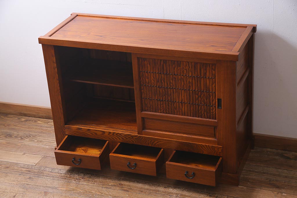 新古品　民芸家具　ニレ無垢材　上品な和の雰囲気を醸し出す水屋箪笥・下(サイドボード、戸棚)(R-038327)