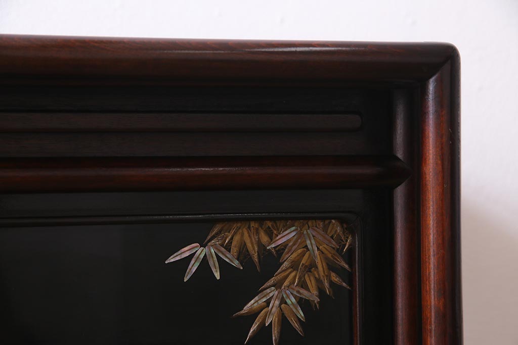 アンティーク家具　時代物　漆塗り　紫檀材　螺鈿と蒔絵の装飾が上品な茶棚(飾り棚、収納棚)(R-038335)