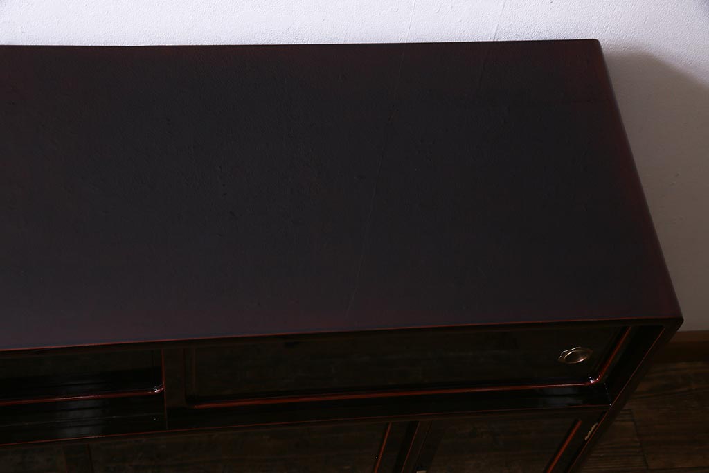 中古　工芸家具　桐材　漆・溜塗り　蒔絵の牡丹が美しい茶箪笥(タンス、飾り棚、桐箪笥、桐たんす)(定価約90万円)(R-038345)