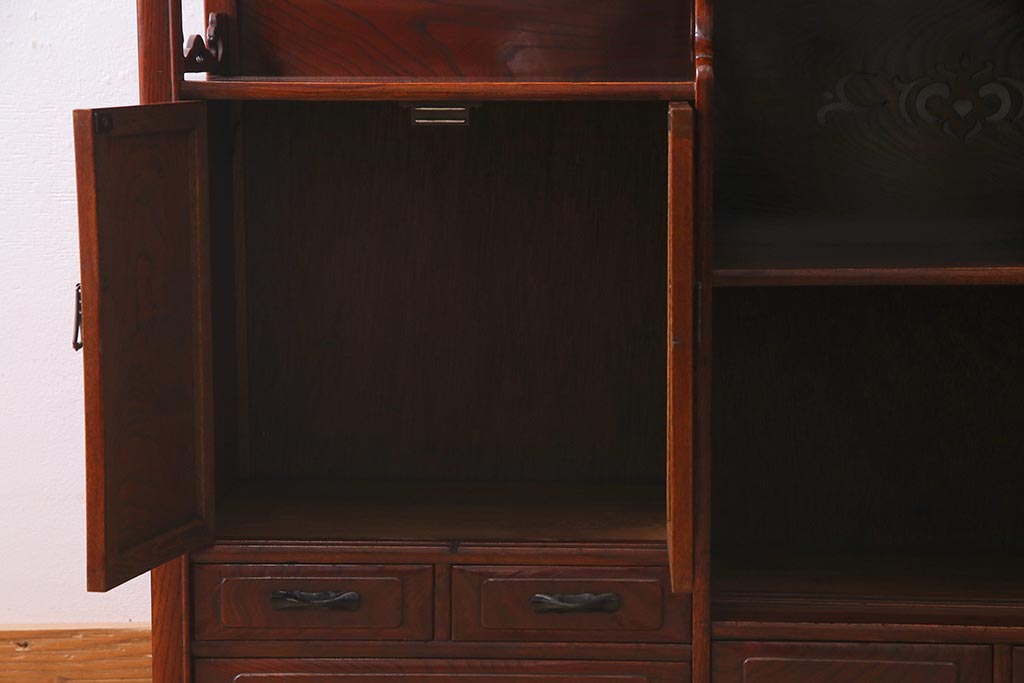 アンティーク家具　総ケヤキ材　上手物　個性的な意匠が目を惹く漆塗りの茶棚(飾り棚、戸棚)(R-038347)