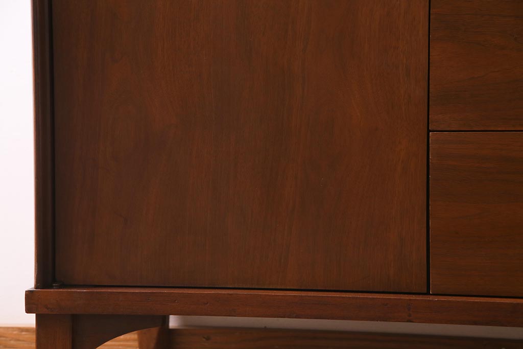 ヴィンテージ家具　SINGER FURNITURE(DREXEL HERITAGE)　モダンなキャビネット(食器棚、収納棚、ビンテージ)(R-038354)