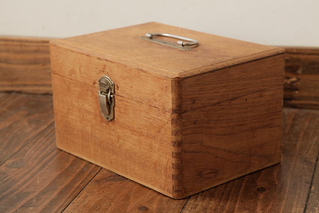 アンティーク　ナラ材　ペイント　レトロで可愛らしい救急箱(薬箱、木箱、裁縫箱、小物収納箱)(R-038376)