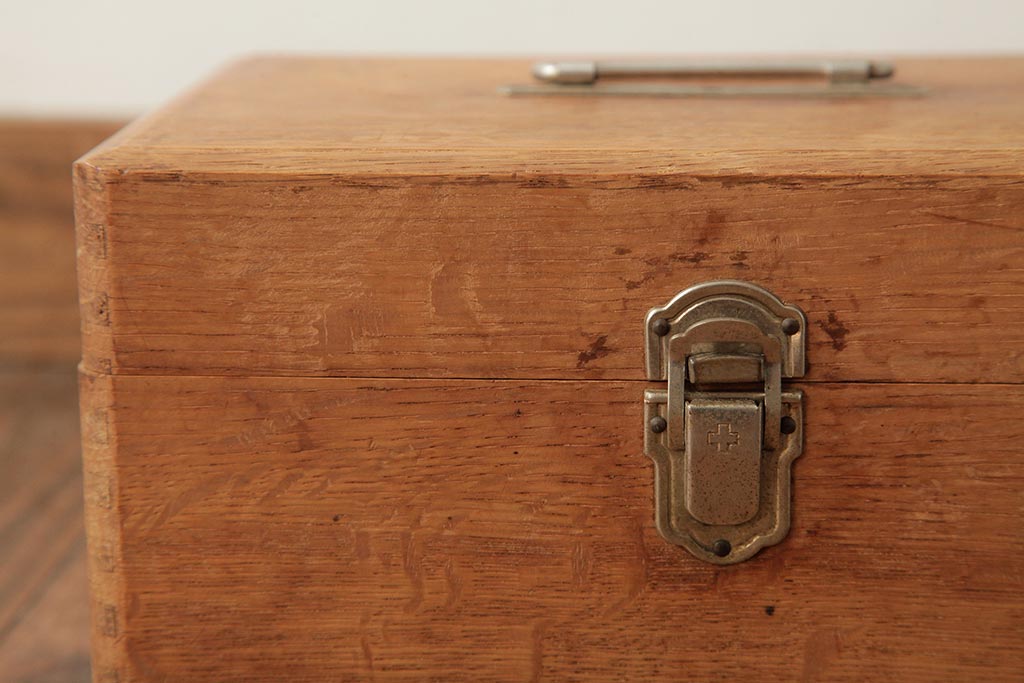 アンティーク　ナラ材　ペイント　レトロで可愛らしい救急箱(薬箱、木箱、裁縫箱、小物収納箱)(R-038376)