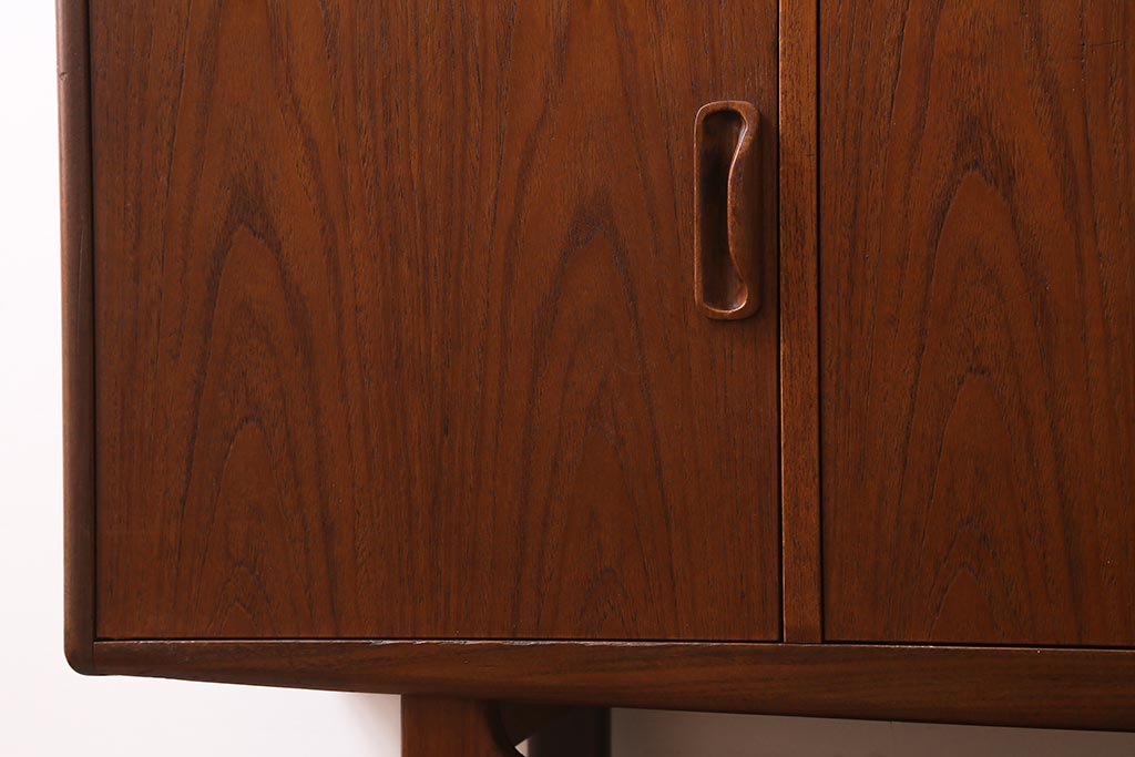 ヴィンテージ家具　イギリスビンテージ　G-PLAN(ジープラン)　Fresco(フレスコ)シリーズ　木の温もりを感じられるサイドボード(サイドキャビネット)(R-038419)