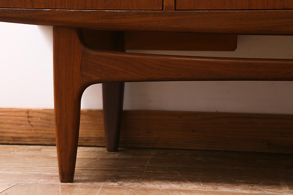 ヴィンテージ家具　イギリスビンテージ　G-PLAN(ジープラン)　Fresco(フレスコ)シリーズ　木の温もりを感じられるサイドボード(サイドキャビネット)(R-038419)