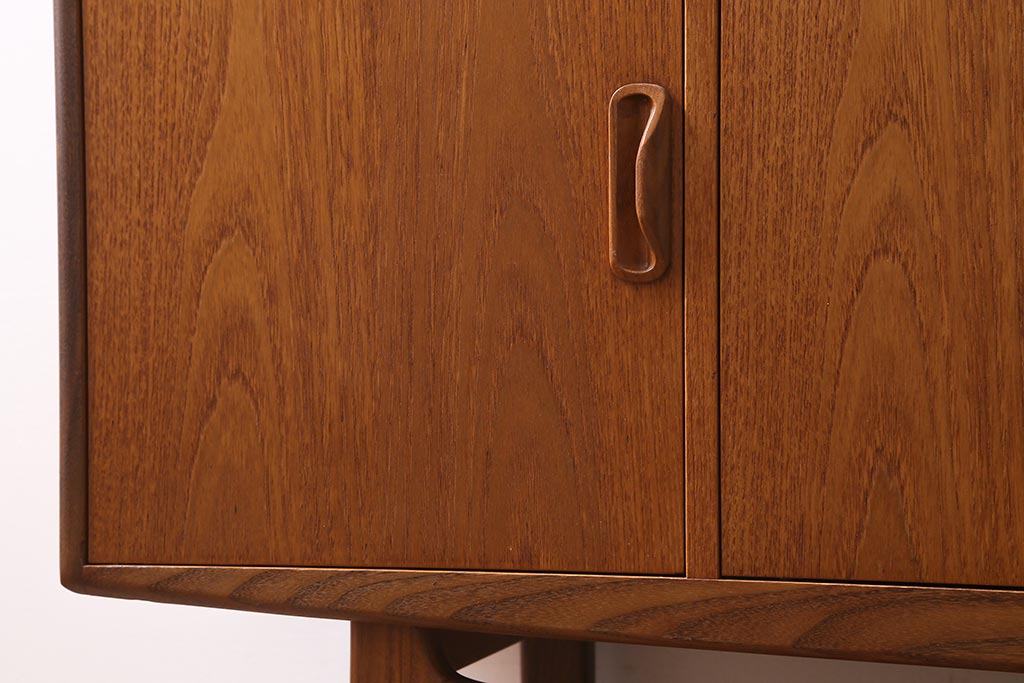 ヴィンテージ家具　北欧ビンテージ　G-PLAN(ジープラン)　Fresco(フレスコ)　スタイリッシュなデザインが魅力のサイドボード(収納棚)(R-038427)