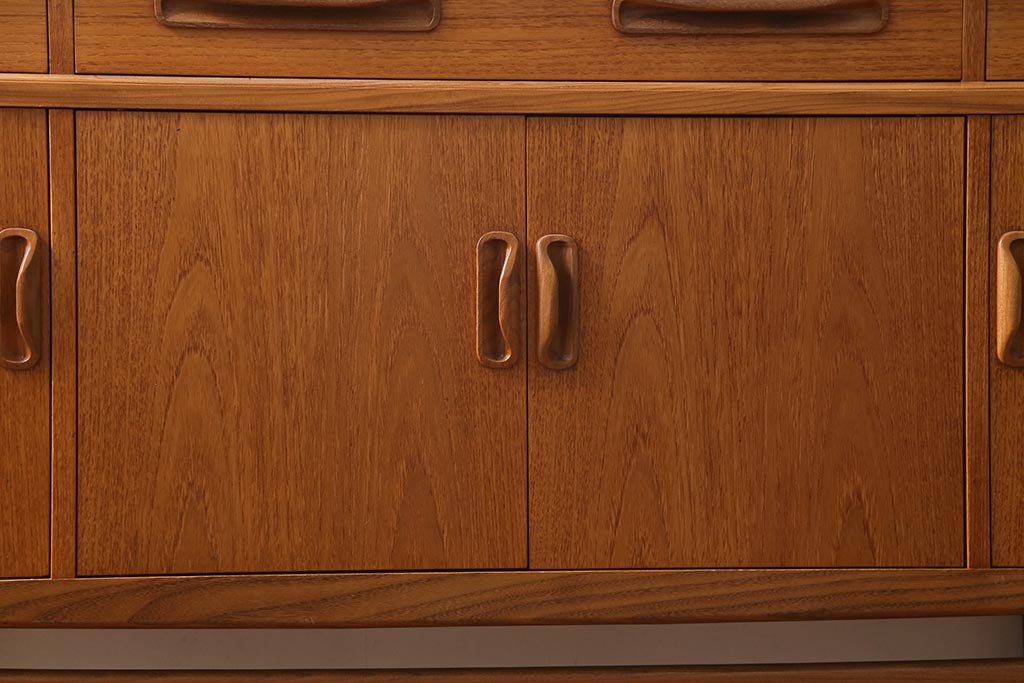ヴィンテージ家具　北欧ビンテージ　G-PLAN(ジープラン)　Fresco(フレスコ)　スタイリッシュなデザインが魅力のサイドボード(収納棚)(R-038427)