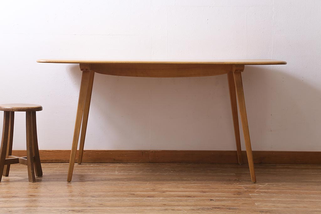 ヴィンテージ家具　イギリスビンテージ　ERCOL(アーコール)　Windsor(ウィンザー)シリーズ　木目の美しさが目を引くダイニングテーブル(プランクテーブル)(R-038428)