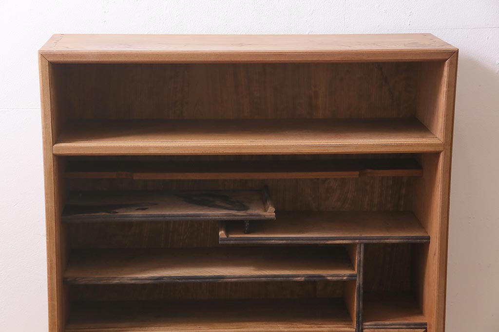 アンティーク家具　大正昭和初期　ストリップド(剥離)　三方ケヤキ材　上手物!黒柿が目を引く凝った造りの茶箪笥(収納棚、戸棚)(R-038434)