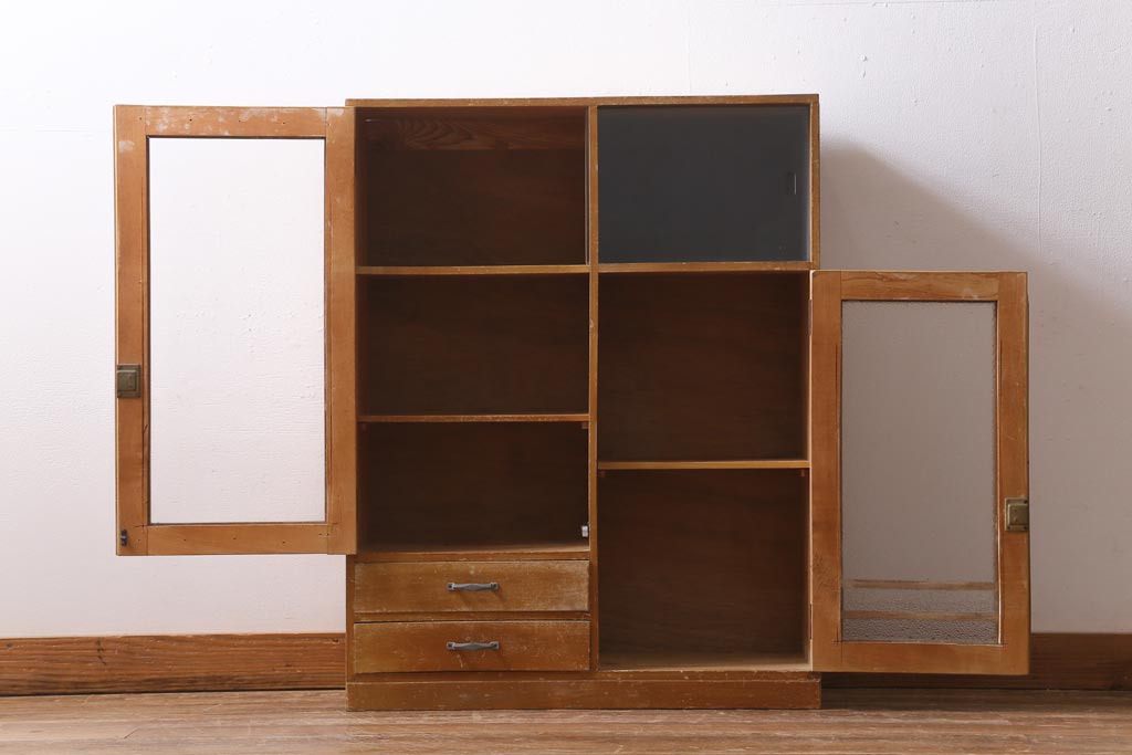 レトロ家具　昭和レトロ　ダイヤガラス入り　古い木の落ち着いた雰囲気が魅力のブックケース(本棚、本箱)(R-038442)