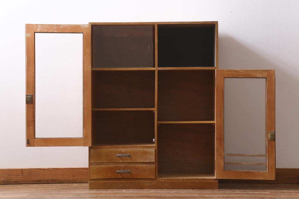 レトロ家具　昭和レトロ　ダイヤガラス入り　古い木の落ち着いた雰囲気が魅力のブックケース(本棚、本箱)(R-038442)