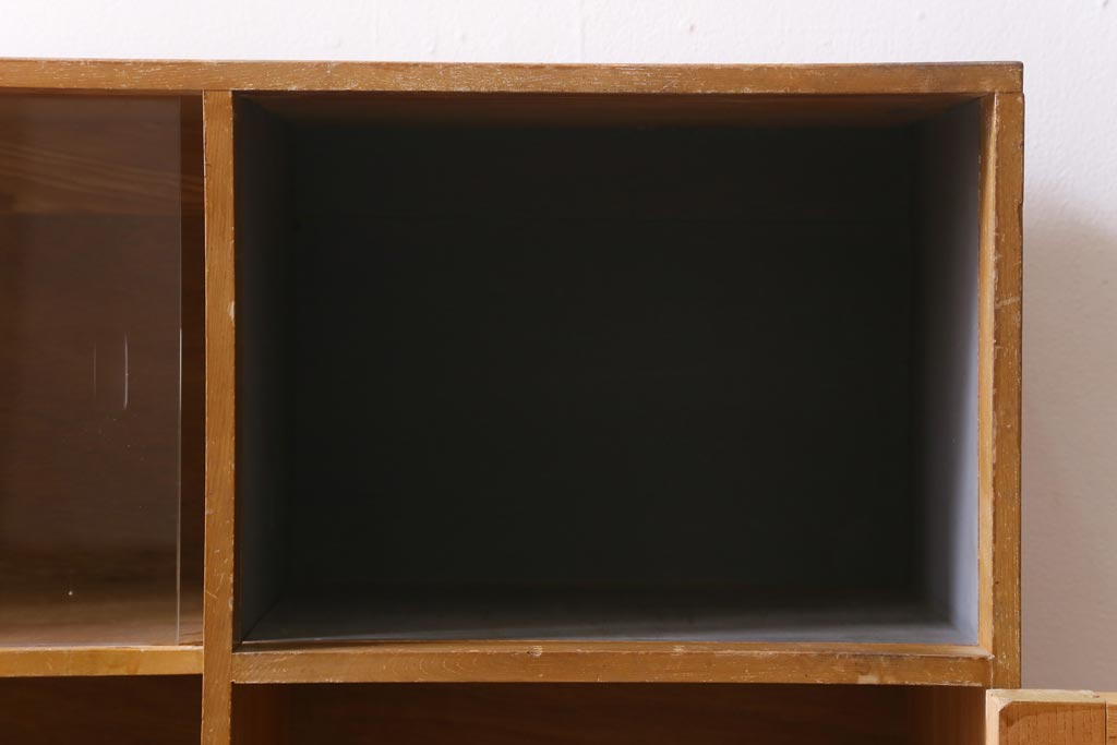 レトロ家具　昭和レトロ　ダイヤガラス入り　古い木の落ち着いた雰囲気が魅力のブックケース(本棚、本箱)(R-038442)